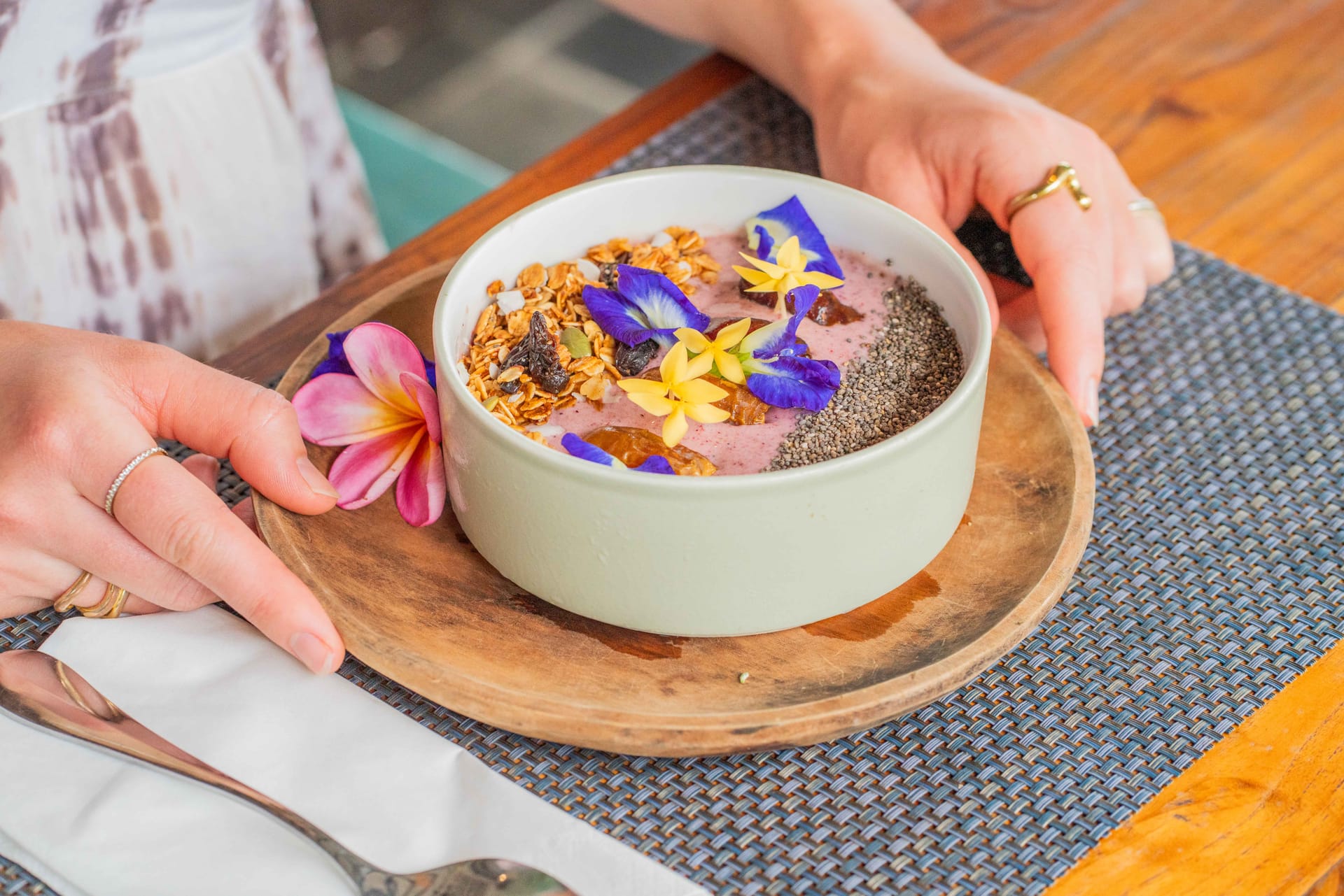 Tropical smoothie bowl breakfast at Taste Cafe on Gili Trawangan